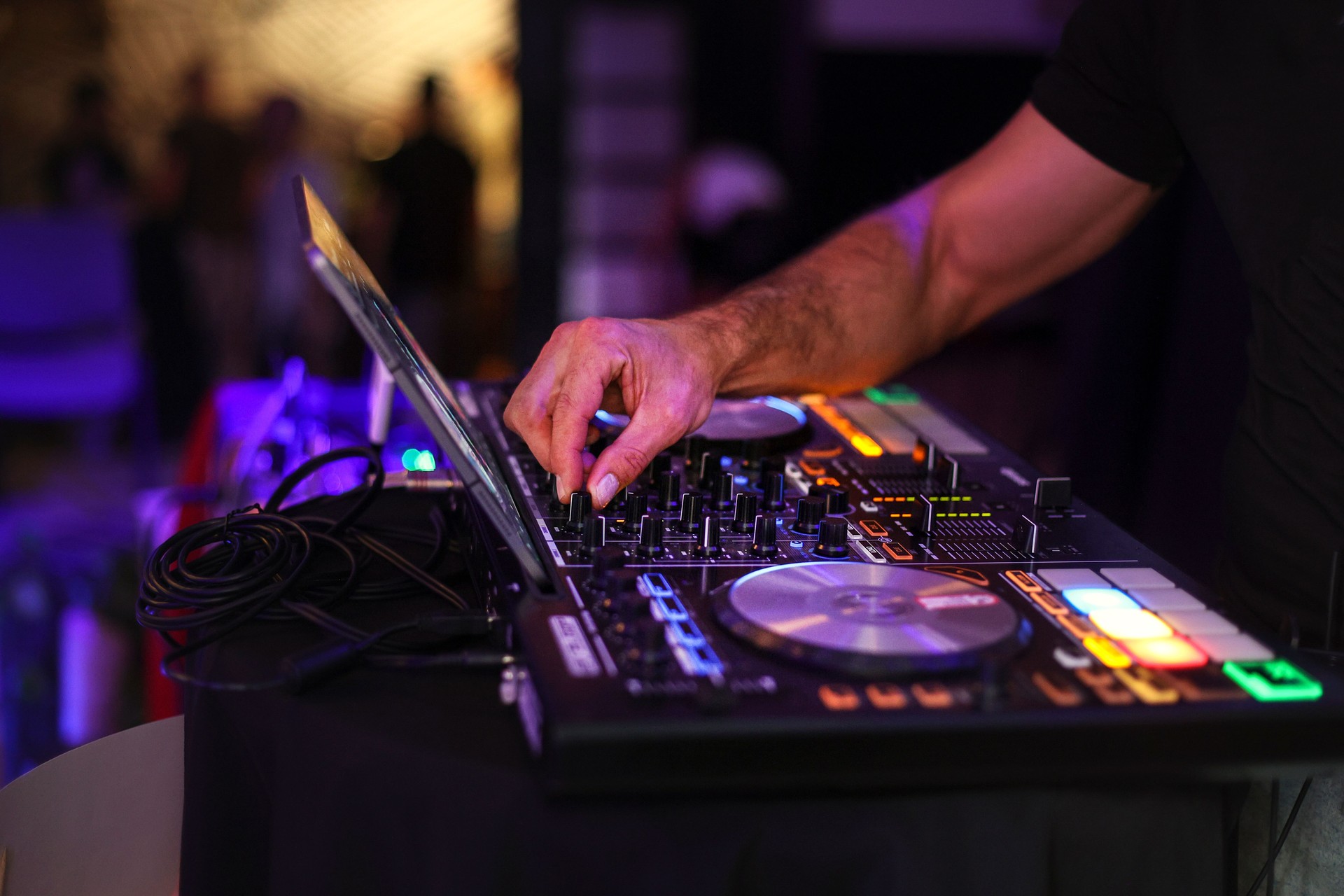 DJ